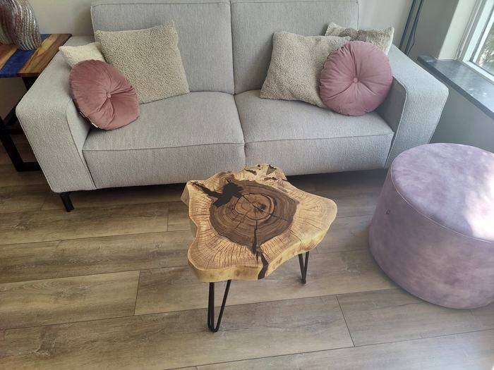 Bijzettafel van een boomschijf met hairpin poten