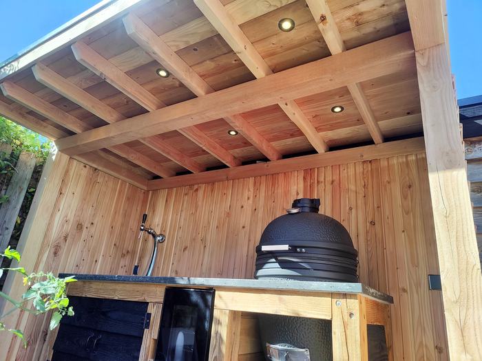 Plafond met inbouwspots boven de buitenkeuken