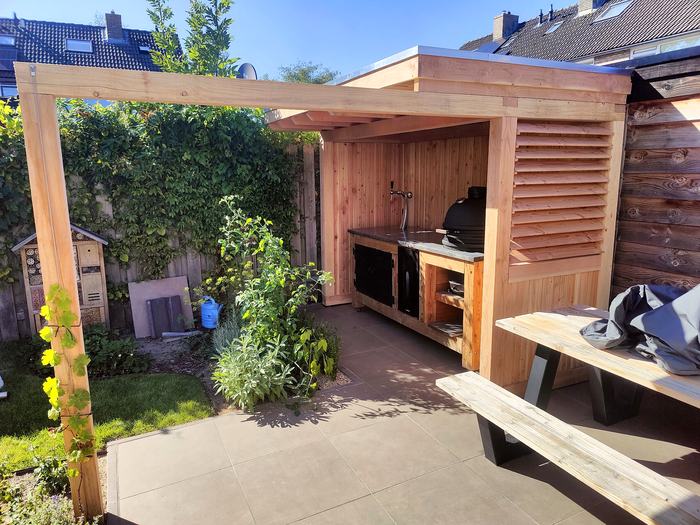 Buitenkeuken met lamellenwand en pergola