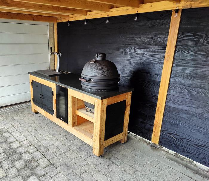 Verrijdbare buitenkeuken op wielen onder de carport
