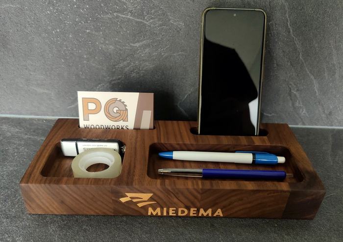 Notenhouten bureau-organizer met ingelegd logo van Miedema