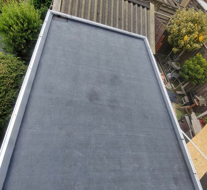 EPDM dakbedekking met aluminium daktrim