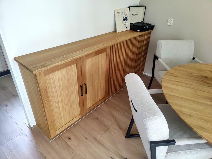 Eiken dressoir met lamellen als radiatorombouw