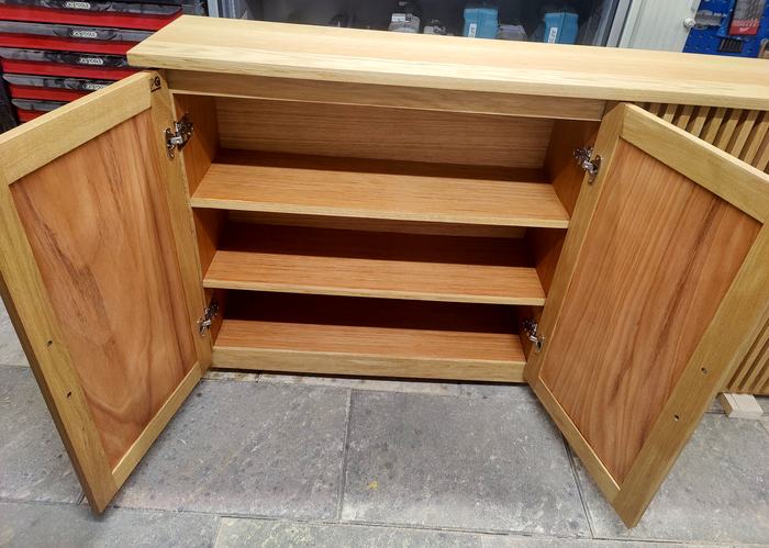 Dressoir met geopende deuren en planken
