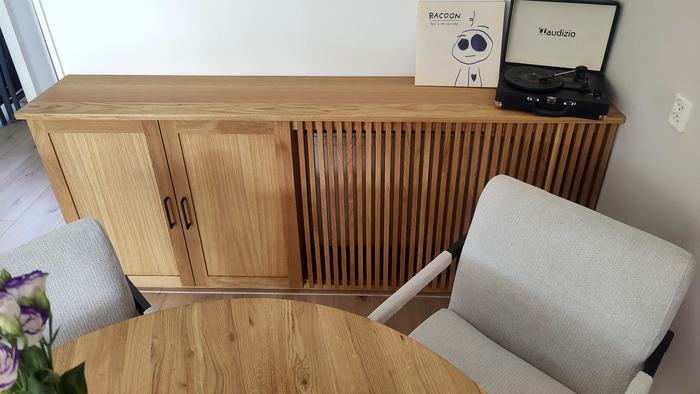 Dressoir van voren met de eettafel
