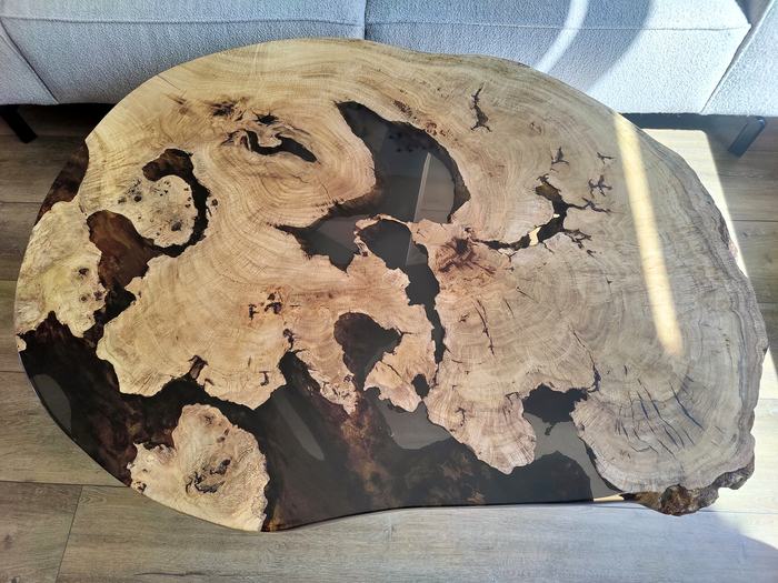 Salontafel van eiken wortelhout met donkere epoxy, van bovenaf