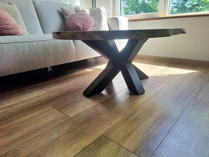 Zwart stalen kruisonderstel onder de epoxy tafel