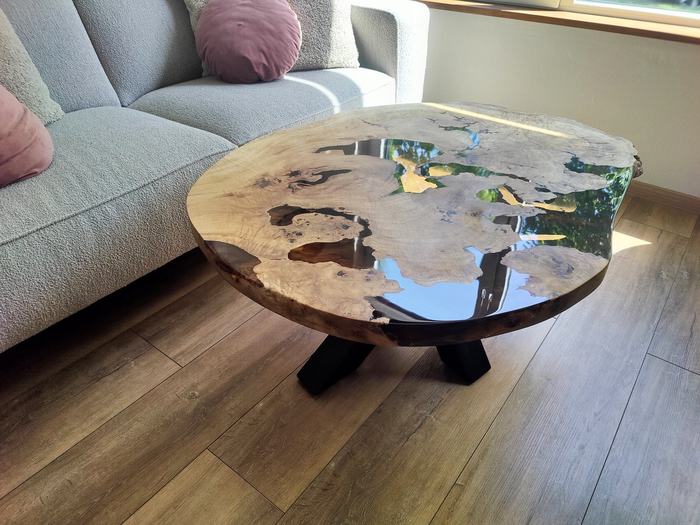 Epoxy salontafel bij het raam