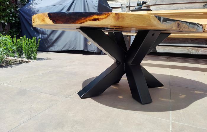 Zijkant van de epoxy tafel met stalen onderstel