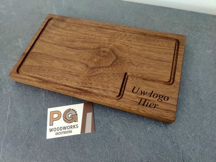 Notenhouten plank met gegraveerde tekst Uw logo hier
