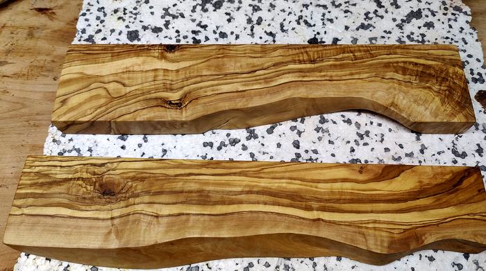 Twee planken olijfhout met natuurlijke rand