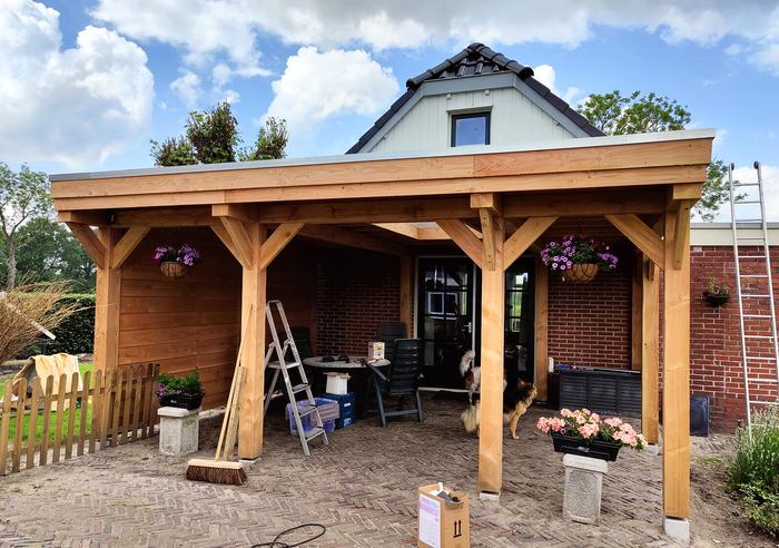 Grote houten overkapping aan een woning