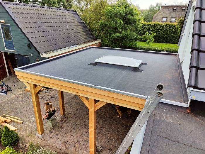 Plat dak van een overkapping met lichtkoepel