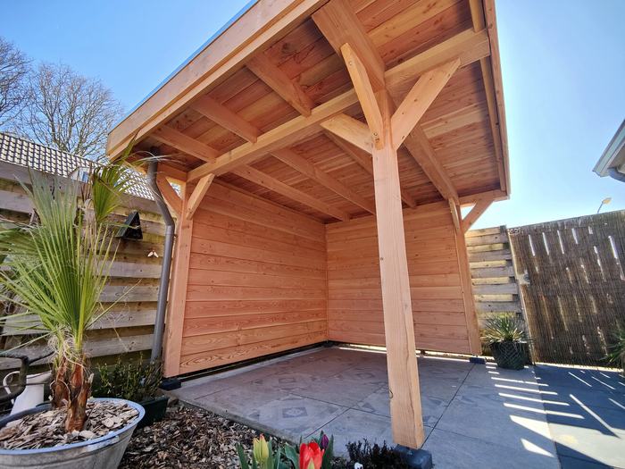 Houten overkapping met dichte wanden