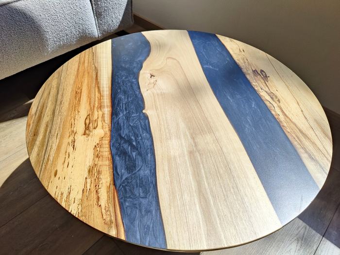 Detail van gespalt hout en parelmoer epoxy