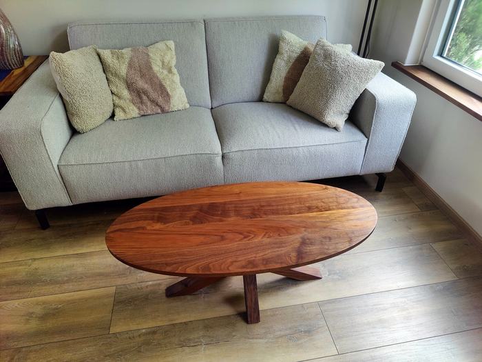 Ovale salontafel voor de bank