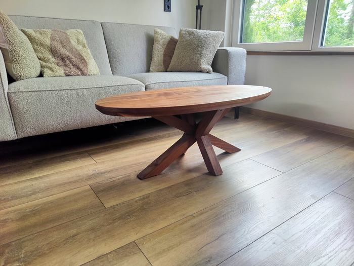 Ovale salontafel van notenhout