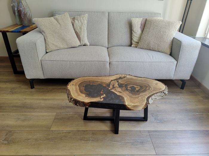 Notenhouten boomschijf salontafel met epoxy