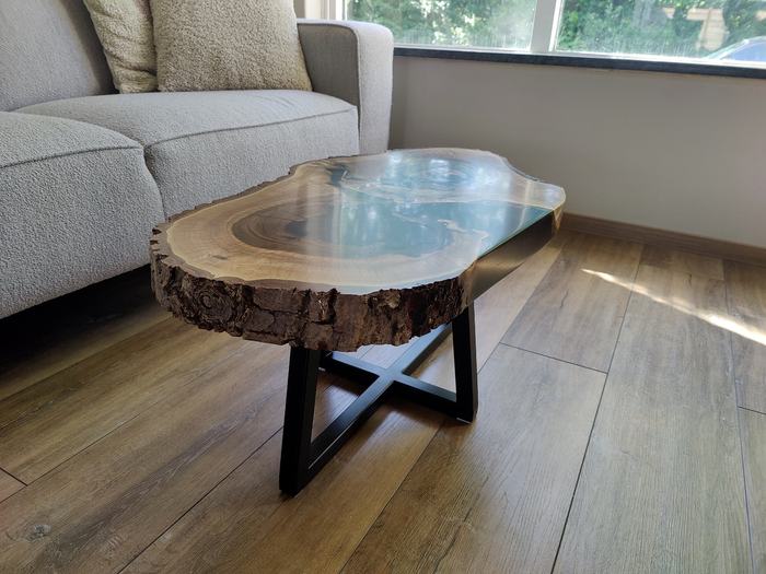 Notenhouten salontafel met schors aan de rand