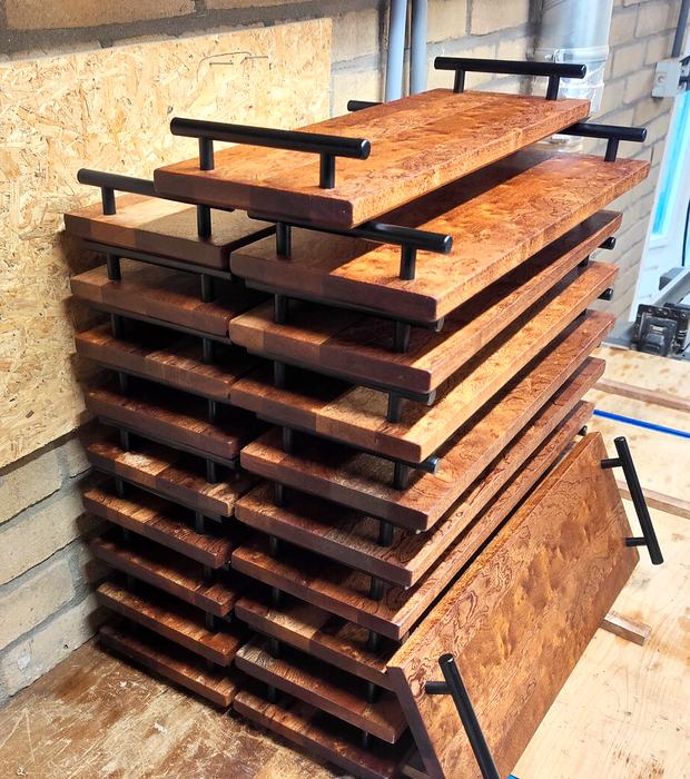 Serie serveerplanken in de werkplaats