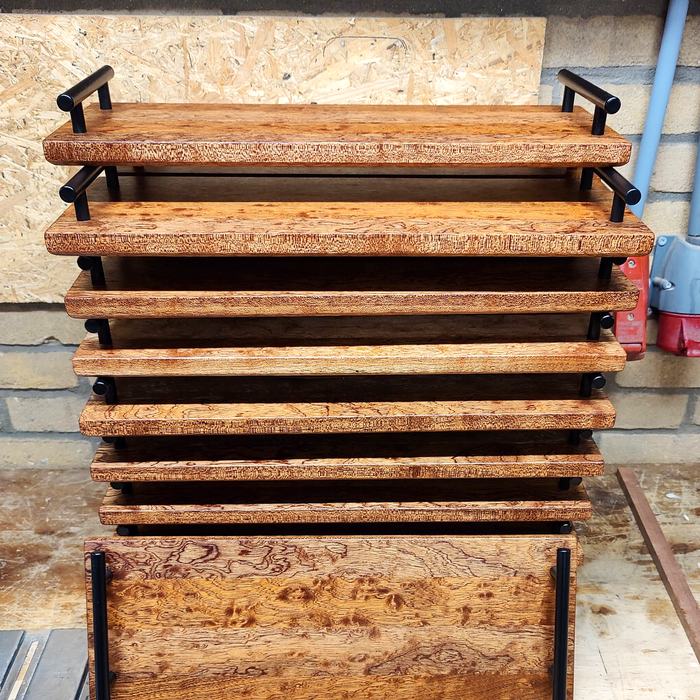 Stapel serveerplanken met zwarte grepen