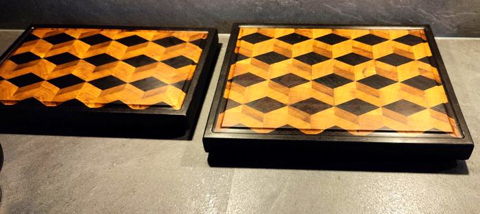 Twee snijplanken met 3D kubuspatroon en zwarte rand