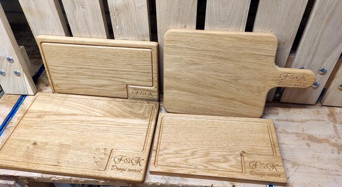 Eiken snijplanken met gegraveerd logo van F&K Droge worst