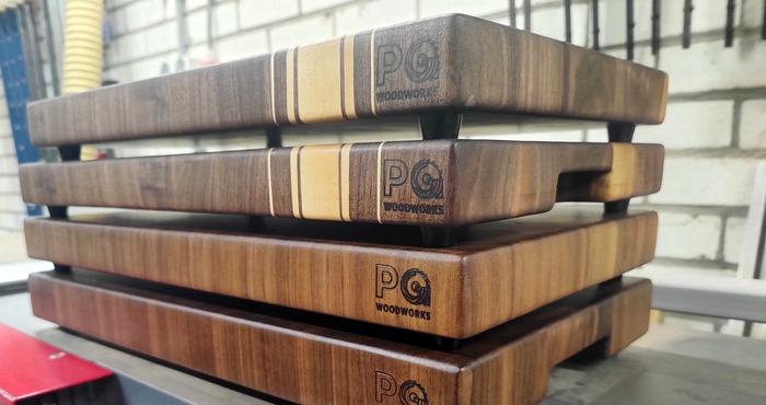 Stapel kopshouten snijplanken met ingebrand PG Woodworks logo