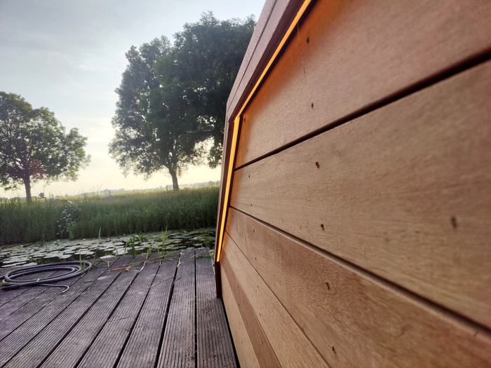 Detail van led-verlichting in de trapwang