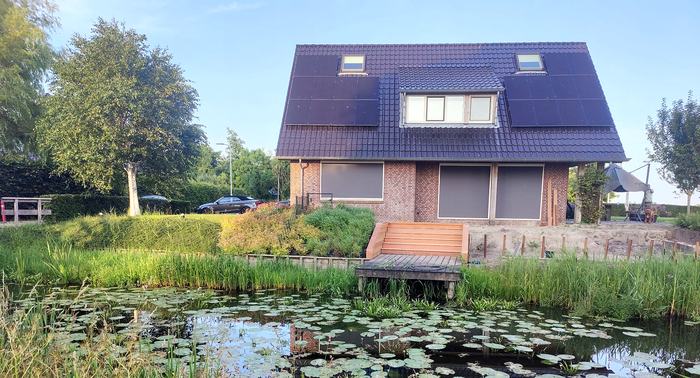 Trap en vlonder aan het water
