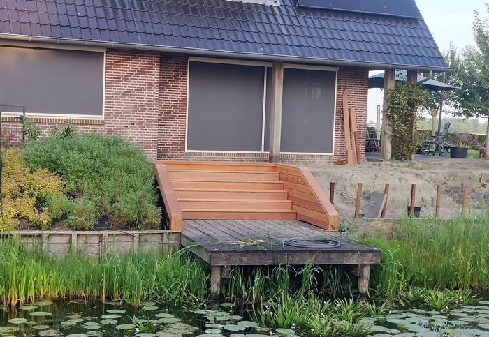 Trap met zijwangen aan de waterkant
